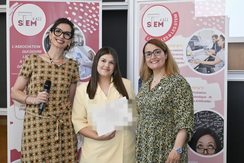 Remise du certificat de bourse à une lauréate de la promotion PIPELINE 2026, entourée de l'équipe STEM4ALL et des partenaires