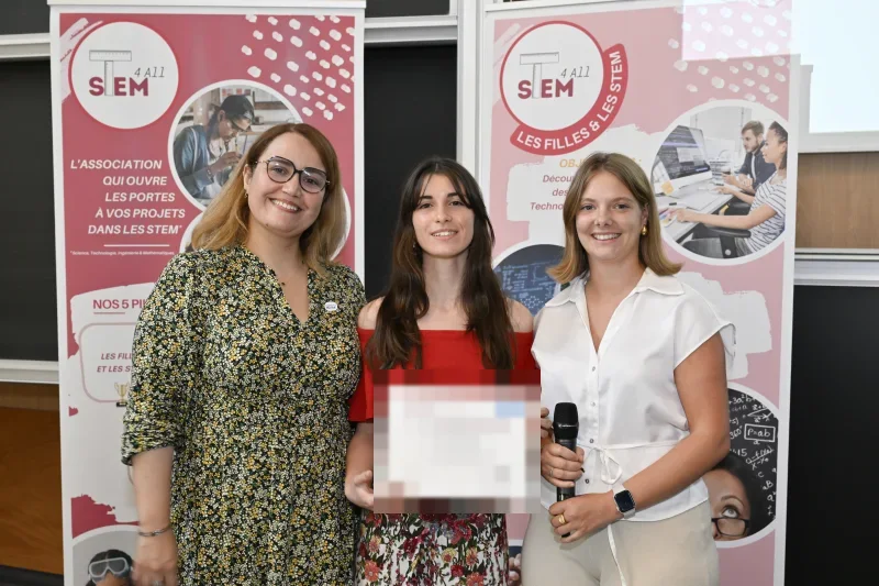 Remise du certificat de bourse à une lauréate de la promotion PIPELINE 2026, entourée de l'équipe STEM4ALL et des partenaires