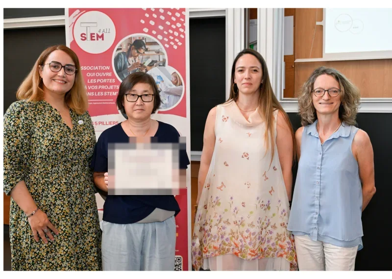 Remise du certificat de bourse à une lauréate de la promotion PIPELINE 2026, entourée de l'équipe STEM4ALL et des partenaires
