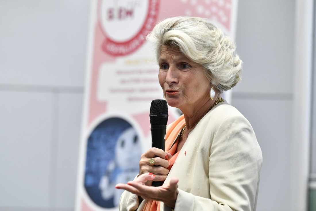 Une intervenante partage son expérience au micro